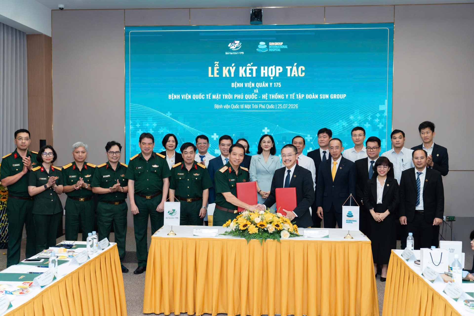 Đại diện Bệnh viện Quân y 175 trao thỏa thuận hợp tác với đại diện Bệnh viện Chợ Rẫy