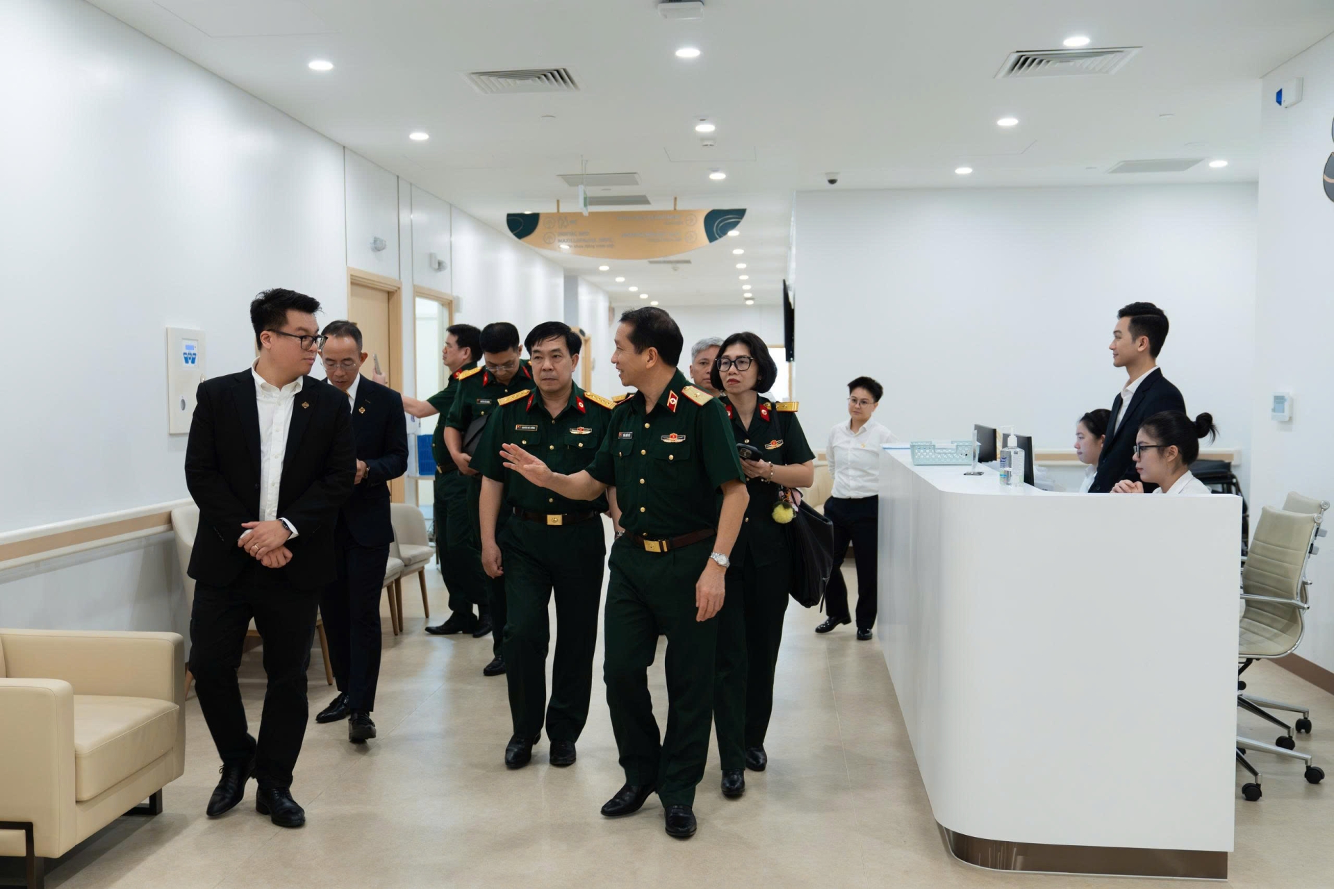 Các đại biểu đi tham quan cơ sở vật chất của Bệnh viện Mặt trời Phú Quốc