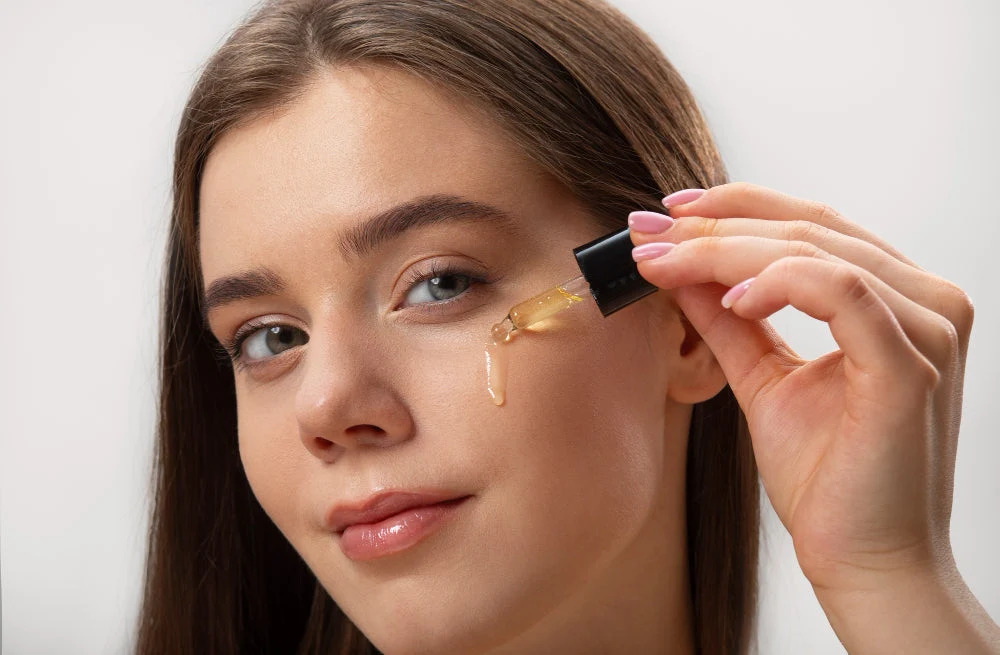 Kết hợp serum vitamin C dưới lớp kem chống nắng tạo hàng rào bảo vệ da tối ưu