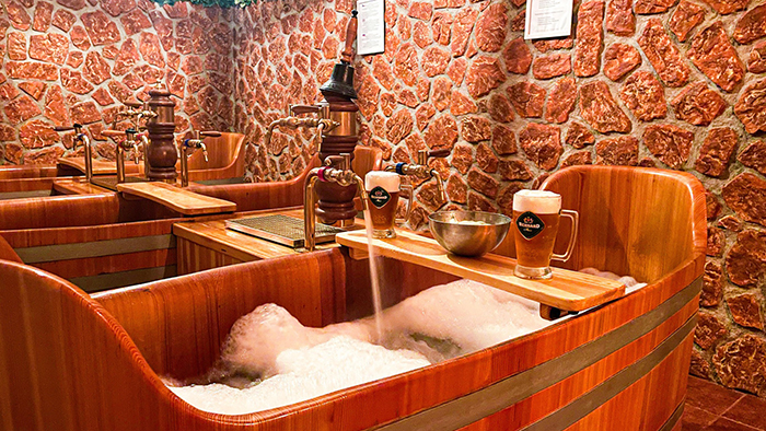 Ngâm mình trong hỗn hợp hoa bia và men lúa mạch là trải nghiệm độc đáo tại Czech