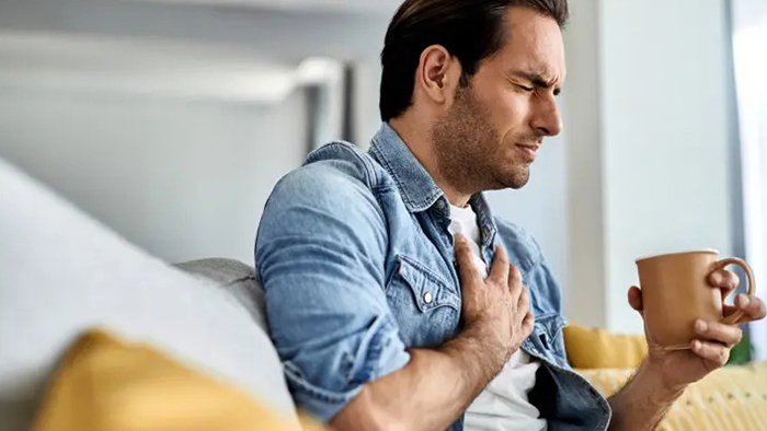 Tình trạng bồn chồn hoặc nhịp tim nhanh có thể xảy ra khi uống cà phê lúc đói