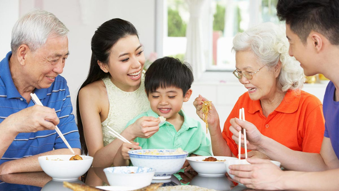 Kết nối xã hội và ăn cùng người thân là giải pháp hiệu quả giúp cải thiện chứng chán ăn ở người cao tuổi