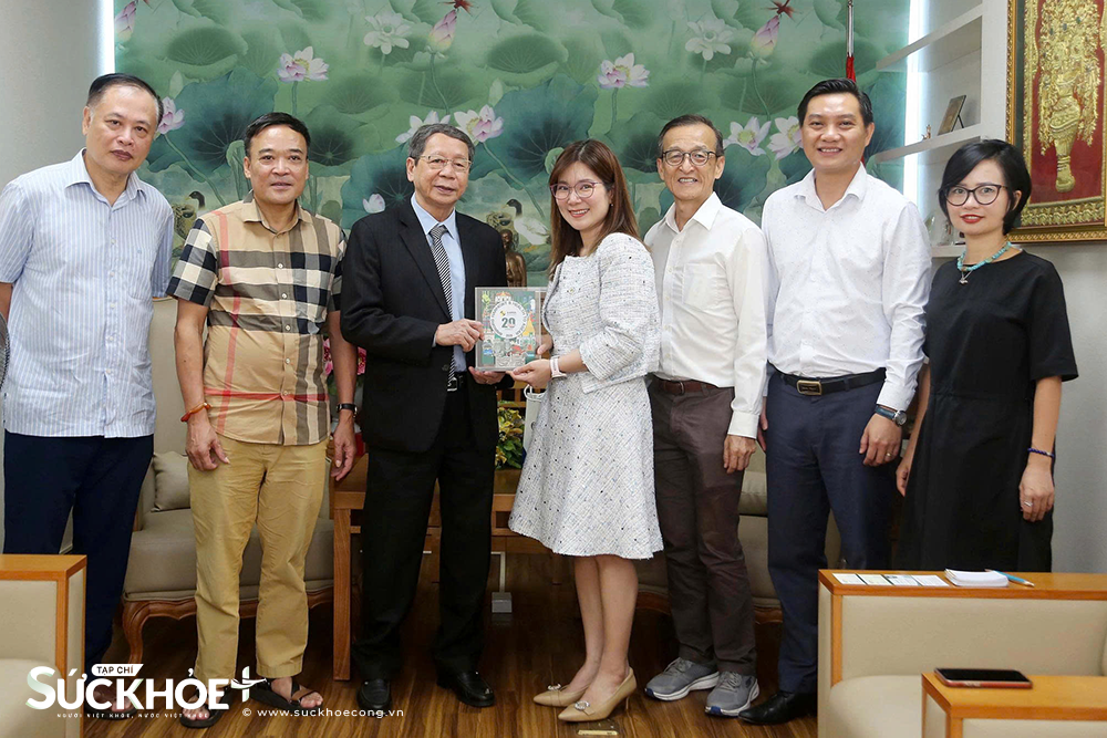 Đại diện AAHSA trao kỷ niệm chương đánh dấu 20 năm đồng hành, hợp tác cùng VAFF