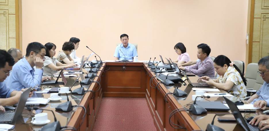 Thứ trưởng Bộ Y tế Đỗ Xuân Tuyên chủ trì cuộc họp hoàn thiện và đẩy nhanh tiến độ xây dựng Luật An toàn thực phẩm (sửa đổi) ngày 23/7 tại Bộ Y tế - Ảnh: MOH