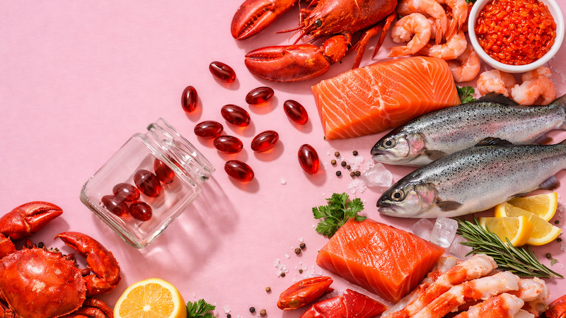 Bổ sung thực phẩm giàu astaxanthin như cá hồi trong thực đơn hàng tuần