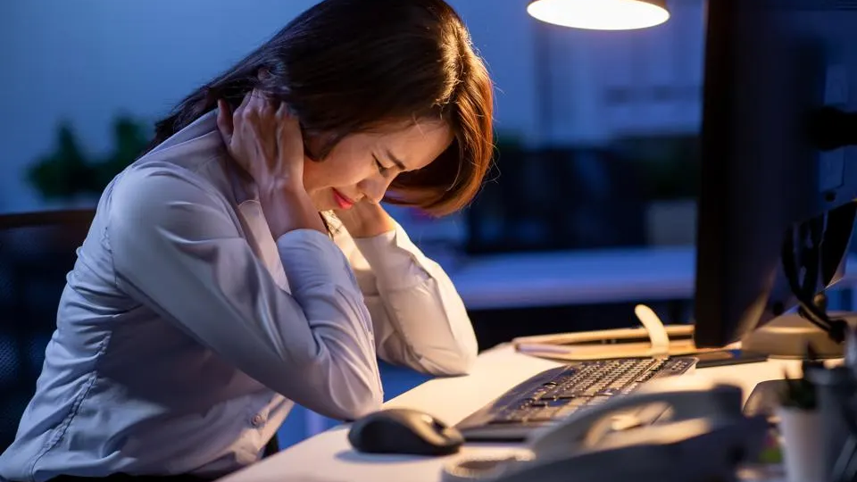 Mất ngủ kéo dài và suy nghĩ miên man khiến cơ thể mệt mỏi, giảm tập trung