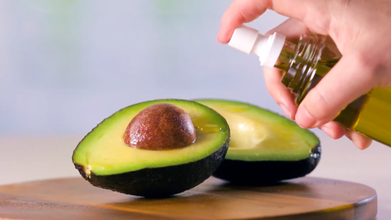 Một lớp dầu olive mỏng giúp bảo vệ bề mặt bơ, giữ cho thịt quả luôn tươi ngon