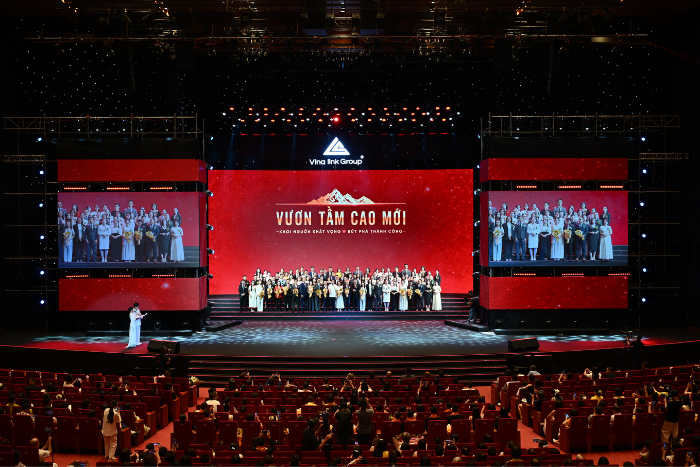 Vinalink Group chụp ảnh tri ân với Ban cố vấn và các Lãnh đạo hệ thống tại sự kiện Vươn tầm cao mới.