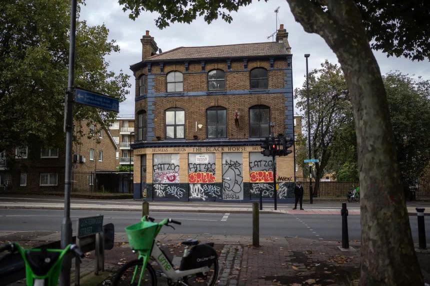 Một quán rượu đóng cửa tại London (Anh) trong năm 2024 - Ảnh: Carl Court/Getty Images