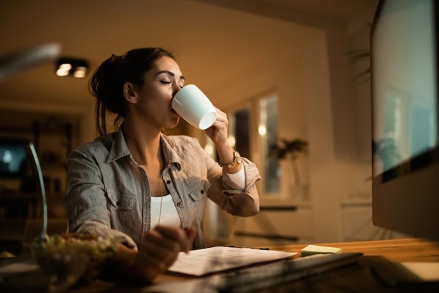 Uống cà phê gần giờ đi ngủ có thể là nguyên nhân gây đánh trống ngực về đêm