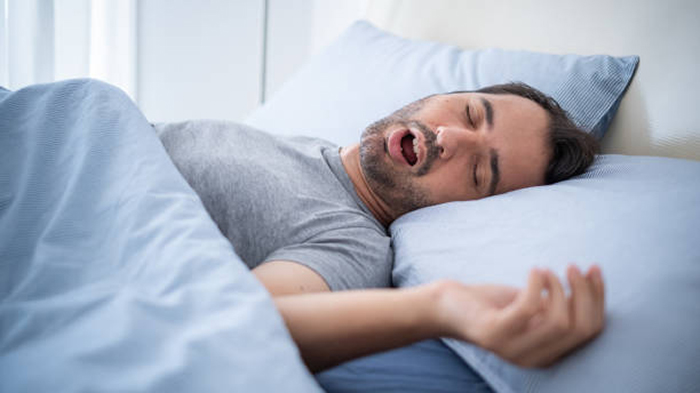 Thở bằng miệng do nghẹt mũi, dị ứng hoặc lệch vách ngăn là nguyên nhân phổ biến nhất dẫn đến tình trạng chảy nước miếng