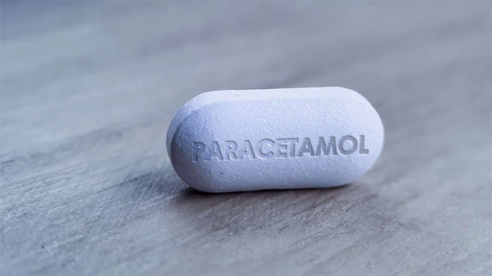 Paracetamol chỉ nên sử dụng khi trẻ sốt từ 38,5 độ C trở lên, với liều 10-15mg/kg/lần, khoảng cách giữa hai lần uống từ 4-6 giờ 