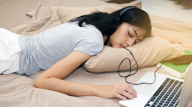 Thói quen đi ngủ đúng giờ và ngủ đủ giấc giúp điểm trung bình học kỳ (GPA) của sinh viên cải thiện rõ rệt