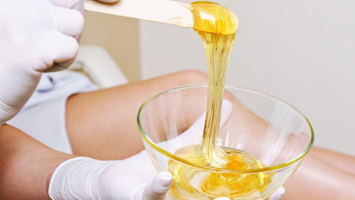 Người bệnh vảy nến nên ưu tiên dùng sáp bám vào sợi lông thay vì bám vào da
