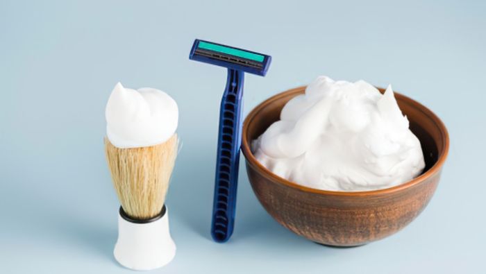 Người bệnh vảy nến cần cạo lông đúng cách bằng dao cạo sắc và cạo theo chiều lông mọc