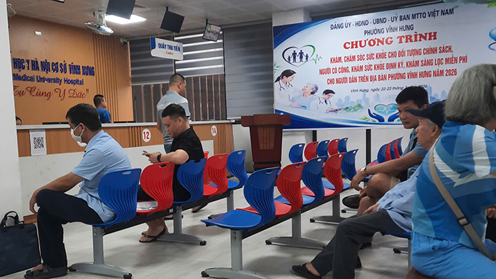 Đi khám cùng người thân giúp bệnh nhân có thêm điểm tựa tinh thần