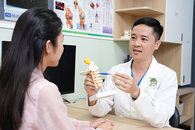 BSCKI - Đinh Văn Hào, Trưởng khoa Vật lý trị liệu - Phục hồi chức năng, Bệnh viện Đa khoa Hồng Ngọc - Phúc Trường Minh trong một buổi thăm khám cho bệnh nhân - Ảnh: Bệnh viện cung cấp
