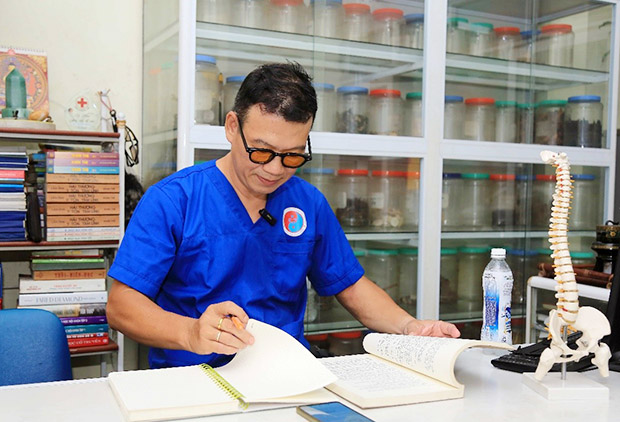 Lương y Đào Quốc Huy làm việc tại Phòng khám Phúc Khang Đường - Ảnh: Hiệp Nguyễn/Sức khỏe+