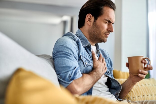 Lo lắng quá mức, uống nhiều trà đặc hay cà phê… có thể dẫn tới các cơn đánh trống ngực