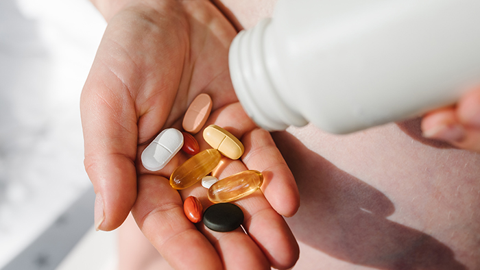 Việc tự ý uống kết hợp nhiều loại vitamin tổng hợp có thể dẫn đến nguy cơ quá liều vi chất