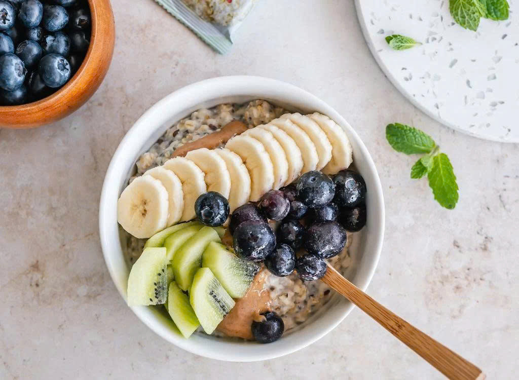 Xây dựng chế độ ăn lành mạnh để kiểm soát cholesterol, bảo vệ sức khỏe tim mạch