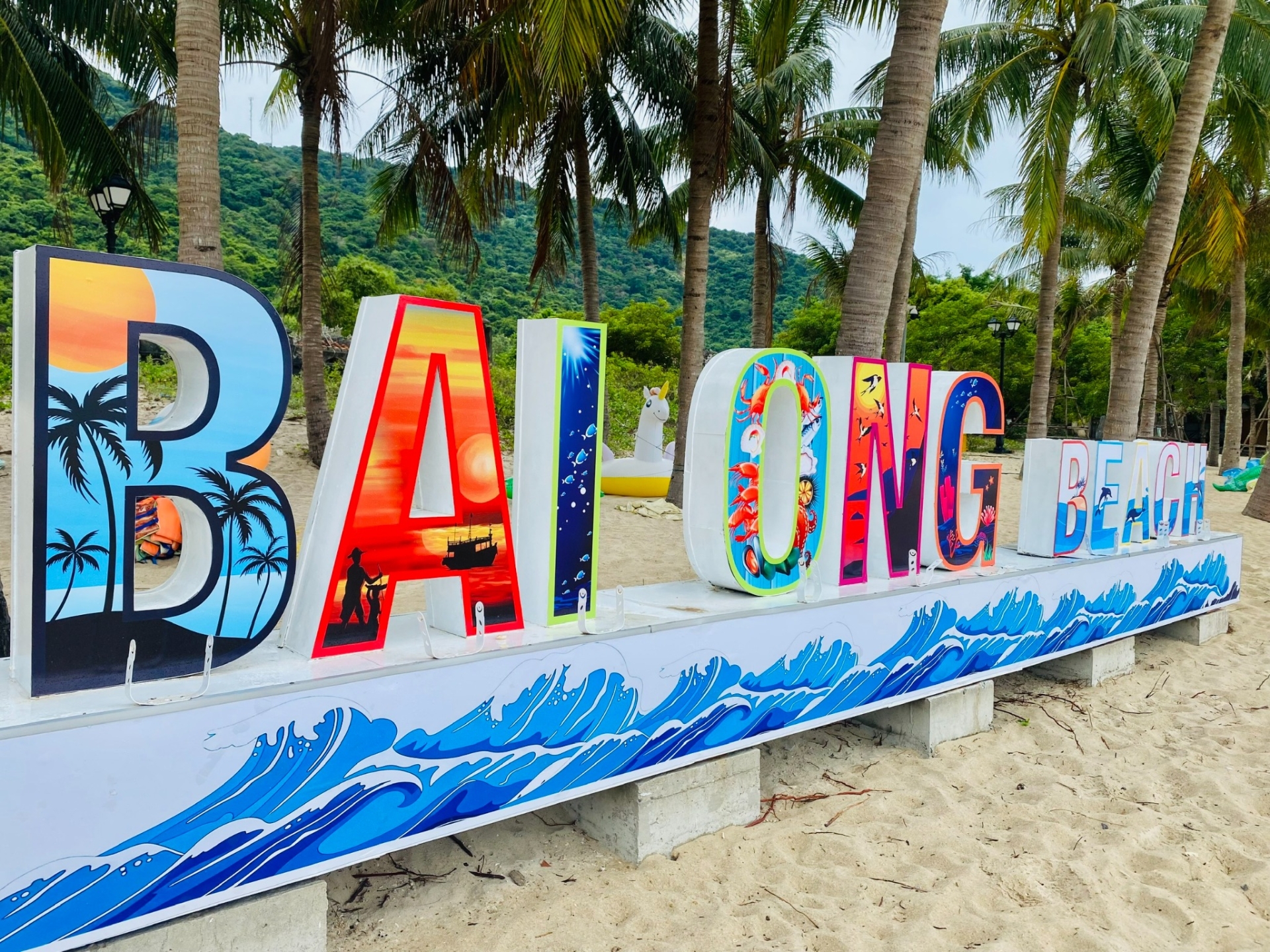 Bãi Ông là một trong những điểm được nhiều du khách lựa chọn để tắm biển, nghỉ ngơi tại Cù Lao Chàm - Ảnh: Đào Dung/Sức khỏe+