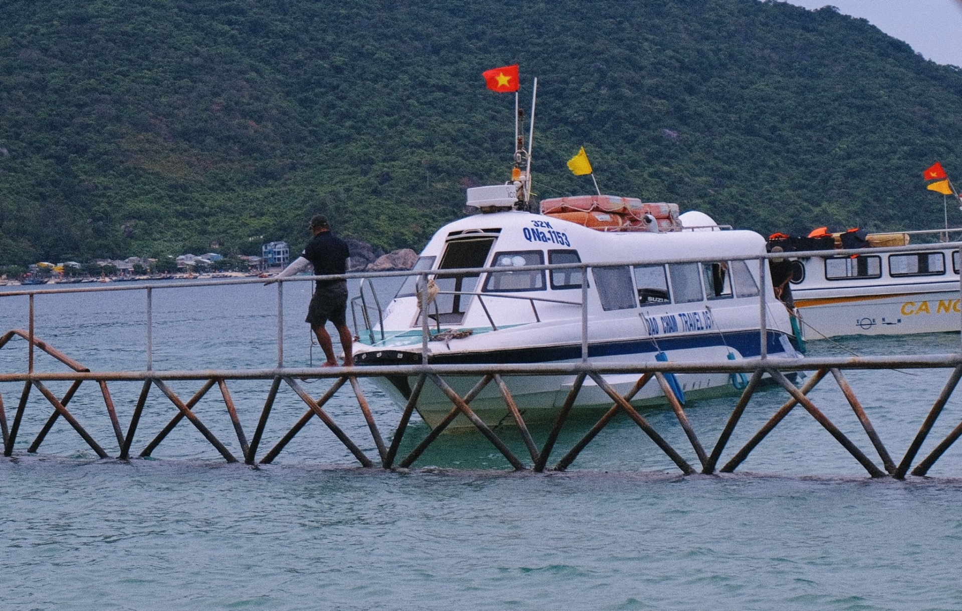 Cano cao tốc mất khoảng 15-20 phút để đưa du khách từ bến Cửa Đại ra đảo - Ảnh: Việt An/Sức khỏe+