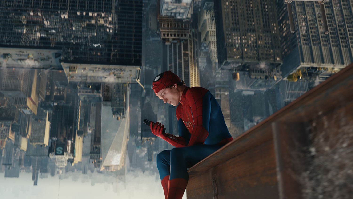 Peter Parker hoàn toàn cắt đứt các kết nối xã hội và dành suốt 4 năm sống gần như chỉ dưới danh hiệu Người Nhện - Nguồn: Marvel/Sony