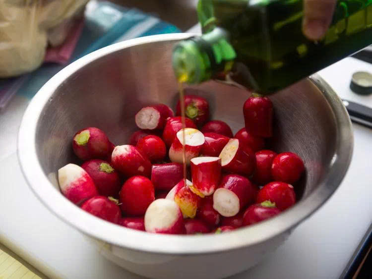 Ướp củ cải với dầu olive, muối trước khi nướng