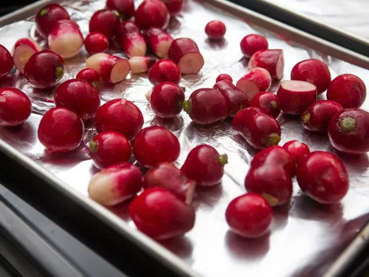 Củ cải được dàn đều trên khay, chú ý không xếp quá sát nhau