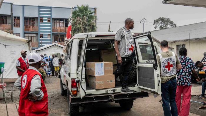 Nhân viên Ủy ban Chữ thập đỏ quốc tế (ICRC) chuyển các thùng thuốc phục vụ cứu trợ tại Cộng hòa Dân chủ Congo - Ảnh: ICRC
