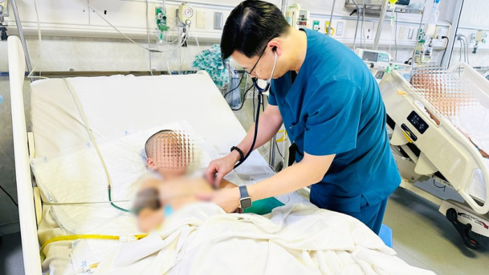 PGS.TS Lưu Quang Thùy, Giám đốc Trung tâm & Hồi sức Ngoại khoa thăm khám bệnh nhi - Ảnh: BVCC.