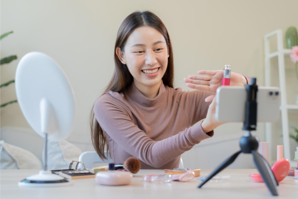 Các KOC là những người tiêu dùng và đưa ra các đánh giá thực tế về sản phẩm, giúp tăng lòng tin của khách hàng, thúc đẩy tỷ lệ mua hàng