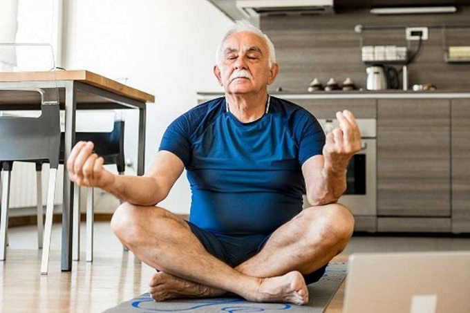 Tập cơ sàn chậu (bài tập Kegel) kết hợp ngồi yên và hít thở sâu giúp ức chế nhanh cơn co thắt bàng quang
