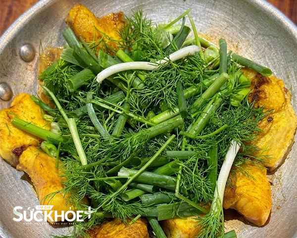 Chả cá lăng vàng óng, ăn kèm bún, lạc rang và mắm tôm