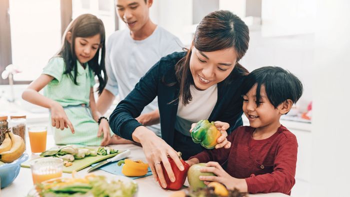 Các loại trái cây và rau củ như cam, kiwi, ớt chuông là nguồn cung cấp vitamin C dồi dào cho cơ thể