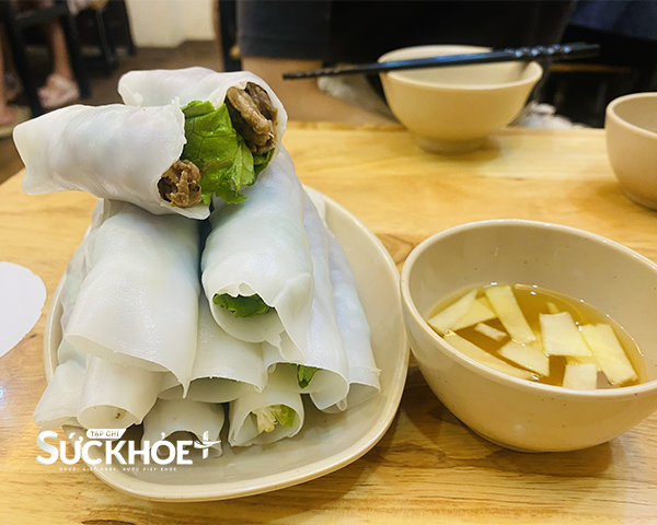 Phở cuốn thịt bò cùng rau xanh tại Phở Cuốn Chinh Thắng