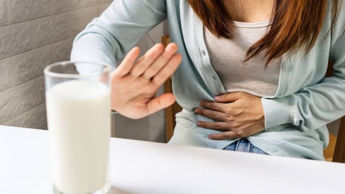 Người không dung nạp lactose dễ bị sôi bụng và đầy hơi khi uống sữa