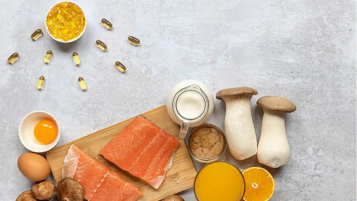 Cơ thể có thể tự tổng hợp vitamin D qua ánh nắng mặt trời hoặc từ thực phẩm như cá béo, lòng đỏ trứng
