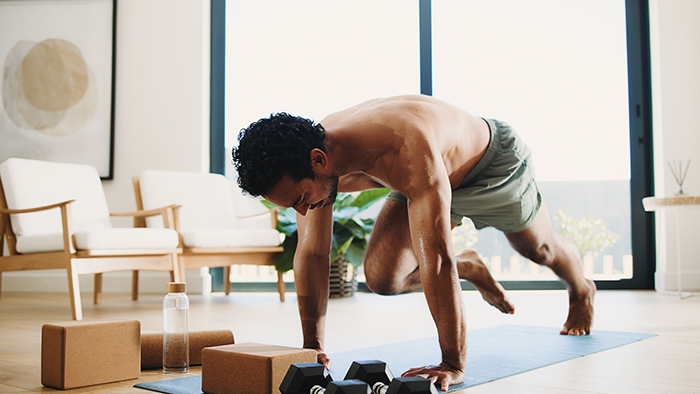 Ngay tại nhà, nam giới có thể thực hiện các buổi tập cường độ cao HIIT giúp kích thích hệ tim mạch mạnh mẽ