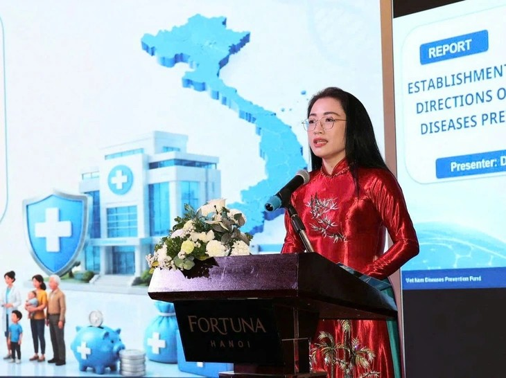 Tiến sĩ Trần Khánh Thu, Giám đốc Quỹ Phòng bệnh báo cáo quá trình hình thành và định hướng hoạt động của Quỹ Phòng bệnh - Ảnh: Lê Hảo