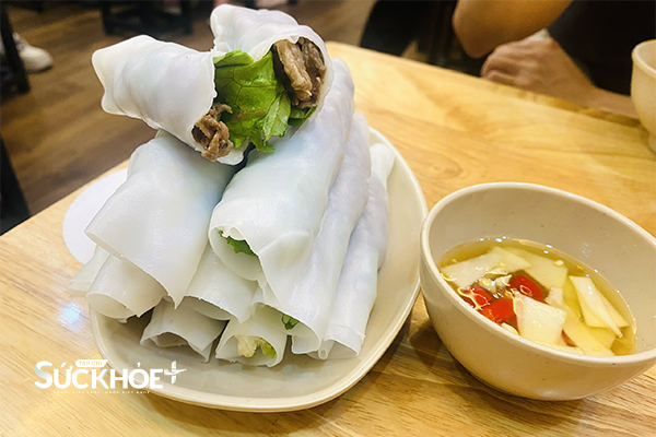 Phở Cuốn Chinh Thắng nổi tiếng với món phở cuốn thịt bò và rau xanh cùng nước chấm chua ngọt