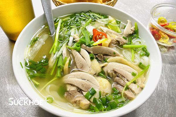 Phở Gà Nguyệt với phần thịt gà đầy đặn, nước dùng đậm vị