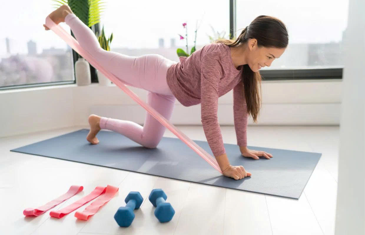 Ngoài tập tạ, bạn có thể tập kháng lực với dây đàn hồi, trọng lượng cơ thể