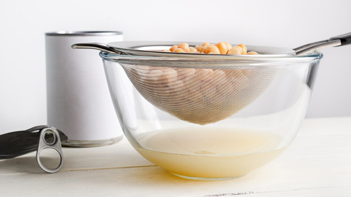 Chắt bỏ nước ngâm và rửa lại thực phẩm đóng hộp bằng nước sạch có thể giúp cắt giảm đáng kể lượng muối