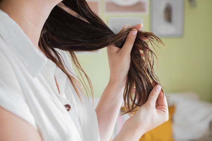 Chỉ dùng vài giọt dầu olive, thoa chủ yếu ở thân và ngọn tóc để tránh tóc bị bết