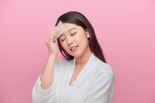 Giấy thấm dầu giúp loại bỏ lượng dầu thừa trên da 
