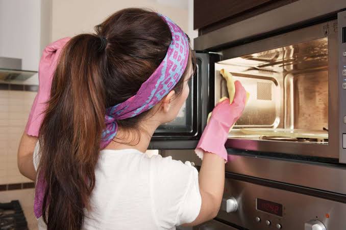 Sau khi dùng giấm táo, cần lau sạch toàn bộ bề mặt lò vi sóng