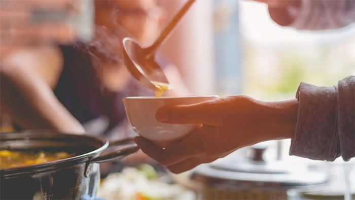 Thưởng thức các món canh ấm giúp làm loãng dịch nhầy, xoa dịu cổ họng và hỗ trợ đường thở thông thoáng hơn