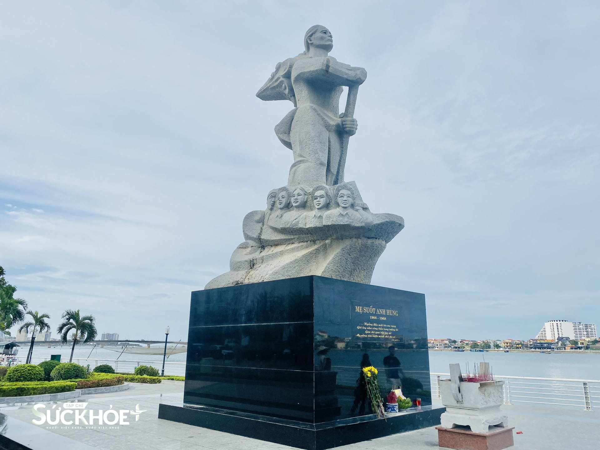 Tượng đài Mẹ Suốt nằm bên sông Nhật Lệ, giữa trung tâm phường Đồng Hới - Ảnh: Đào Dung